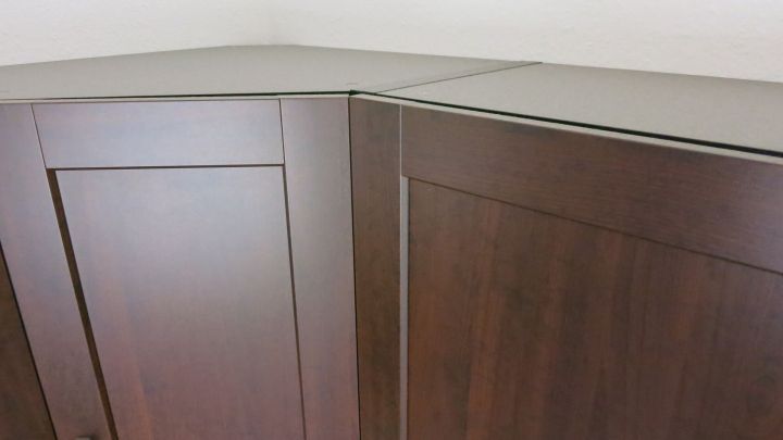 Holz-K&uuml;chenschrank in einer Ecke, sauber ohne R&uuml;ckst&auml;nde; ideal f&uuml;r die Anwendung von Backofenspray zur Reinigung.