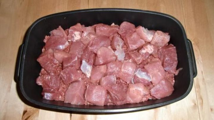 Mit frischem Fleisch beginnt dein w&uuml;rziger Teufelstopf direkt im Br&auml;ter &ndash; die perfekte Basis f&uuml;r dieses pikante Ofengericht.