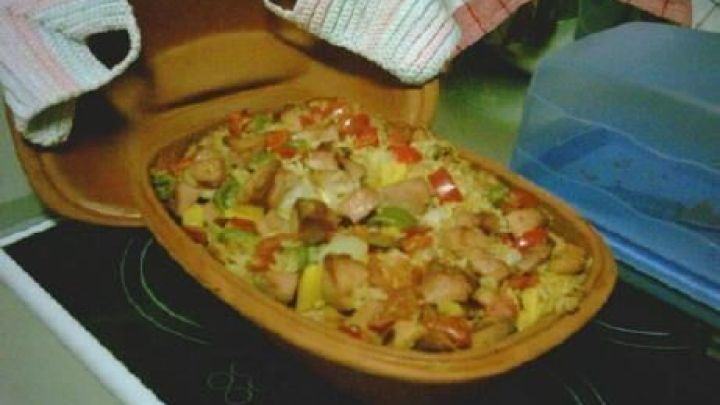 Saftiges serbisches Reisfleisch im R&ouml;mertopf &ndash; so gelingt Dir ein aromatisch-w&uuml;rziges Ofengericht mit zartem Fleisch und Gem&uuml;se.