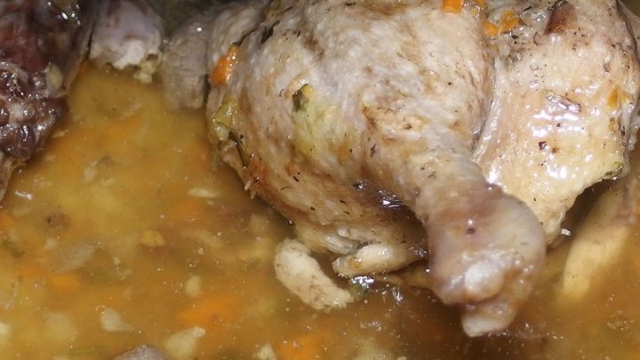 Ein zartes St&uuml;ck Gefl&uuml;gel liegt in einer w&uuml;rzigen Br&uuml;he, w&auml;hrend es bei Niedrigtemperatur gart und aromatische Aromen entfaltet.