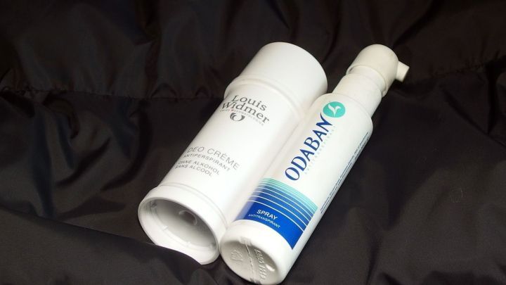 Zwei Antitranspirante stehen auf einer dunklen Oberfl&auml;che, bereit zur Anwendung gegen Schwitzen.