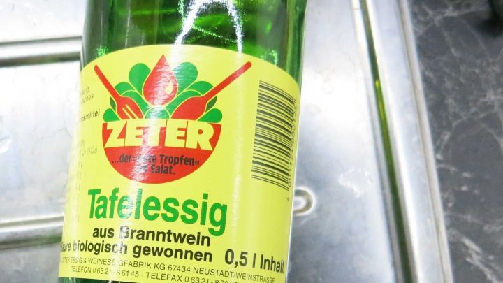 Essigflasche steht im Sp&uuml;lbecken. Das Etikett zeigt: "ZETER Tafelessig, aus Branntwein, 0,5 l, biologisch gewonnen".