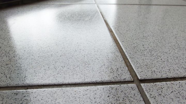 Strahlende Fliesen reflektieren Licht in einem hellen Raum, wobei der Glanz durch Speise&ouml;l und Terpentin verst&auml;rkt wird.