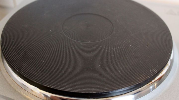 Eine schwarze Kochplatte liegt bereit, das Fett wird mit Wasserdampf eingeweicht, um die Reinigung zu erleichtern.