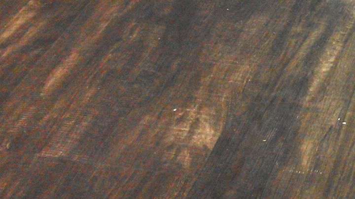 Ein Parkettboden zeigt Harzflecken, die unregelm&auml;&szlig;ig verteilt sind und das Holz in einer warmen Farbton variieren.