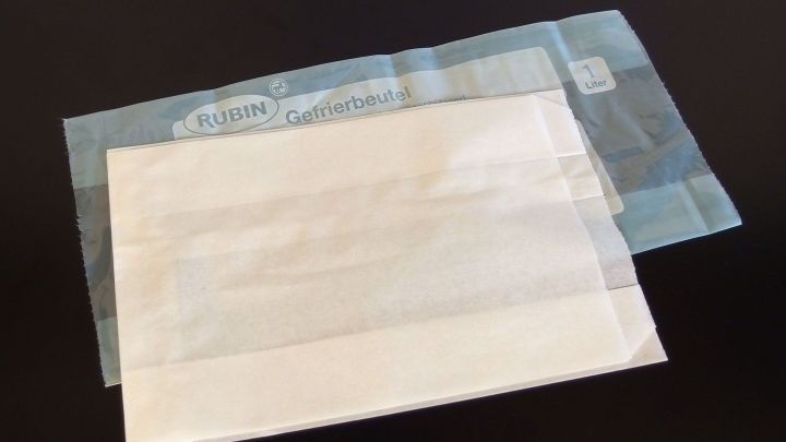 Ein Butterbrotbeutel liegt auf einem schwarzen Untergrund, bereit zum Verpacken von Lebensmitteln statt einem Gefrierbeutel.