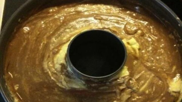 Ein R&uuml;hrkuchen befindet sich in einer Backform, w&auml;hrend der Teig gleichm&auml;&szlig;ig verteilt und bereit zum Backen ist.