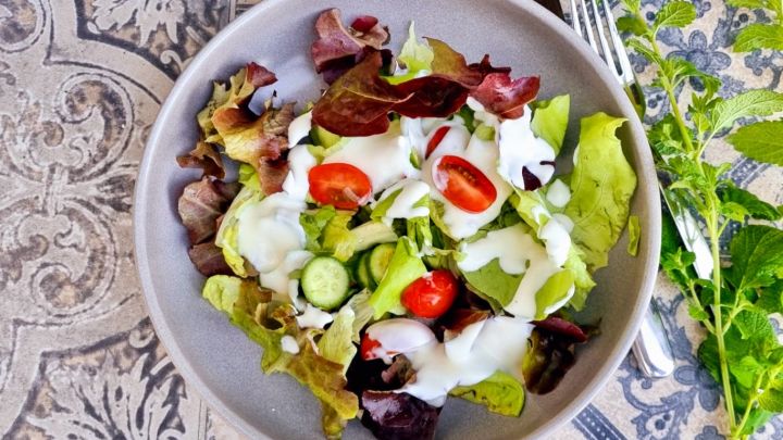 Beim gemischten Salat sind alle Zutaten kombiniert &ndash; perfekt f&uuml;r vollen Geschmack in jeder Gabel, wie auf diesem Bild zu sehen.