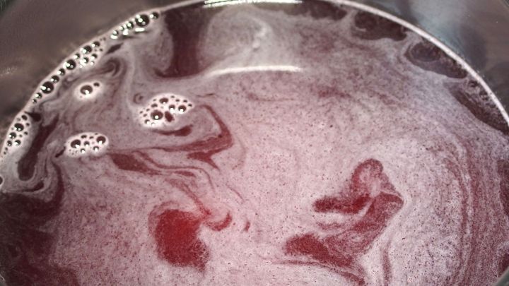 Ein Topf enth&auml;lt dampfenden, r&ouml;tlichen Gl&uuml;hwein ohne Alkohol, der sanft blubbert und seine Aromen entfaltet.