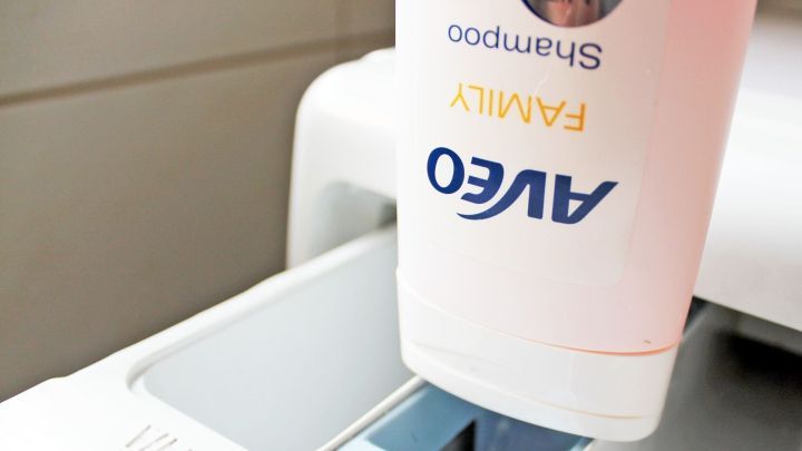 Ein Shampoo wird in eine Waschmaschine eingef&uuml;llt, um als Weichsp&uuml;lerersatz im Waschgang verwendet zu werden.