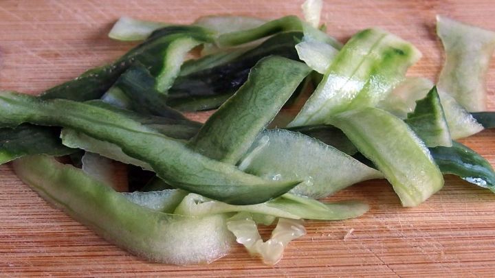 Schaben bek&auml;mpfen - Schalen von Salatgurken auslegen.