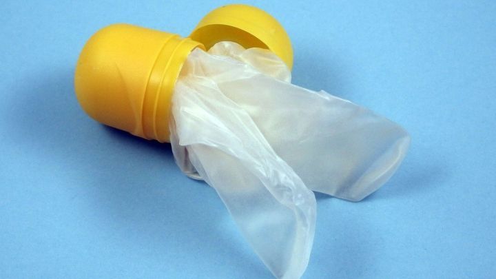 Eine praktische Dose enth&auml;lt transparente Einmalhandschuhe, bereit zur Nutzung in einer sauberen Umgebung.