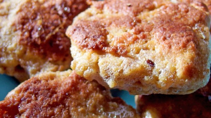 Goldbraune Semmelbr&ouml;selpuffer liegen auf einem Teller und wirken appetitlich, bereit zum Genie&szlig;en in einer gem&uuml;tlichen K&uuml;che.