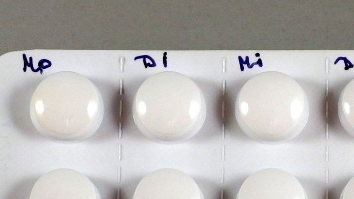 Wei&szlig;e Tabletten in einer Blisterverpackung, beschriftet mit "Mo", "Di", "Mi", zeigen die Einnahmezeiten im Wochenverlauf.