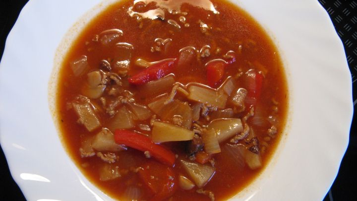 Reitersuppe mit Hackfleisch und Ochsenschwanzsuppe: kr&auml;ftiger Eintopf mit Paprika und Kartoffeln, wie im Rezept beschrieben