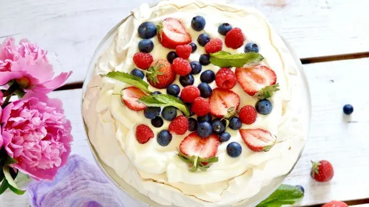 Schnell und einfach eine tolle Torte zaubern? Mit diesem Rezept wird das möglich! Du kannst die Böden entweder selbst backen oder kaufen.