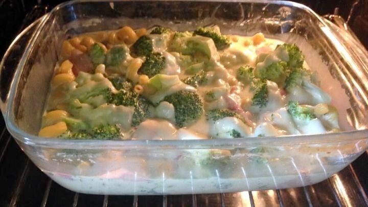 Ein Brokkoli-Auflauf ist im Ofen zu sehen, k&ouml;stlich &uuml;berbacken mit einer cremigen Hollandaise-Sauce.