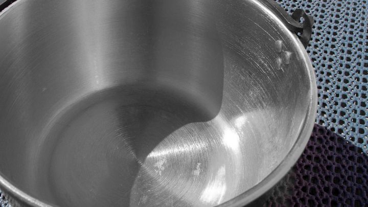 Ein gl&auml;nzender Edelstahltopf liegt auf einer strukturierten Tischoberfl&auml;che, bereit zur Nutzung ohne Salzflecken.