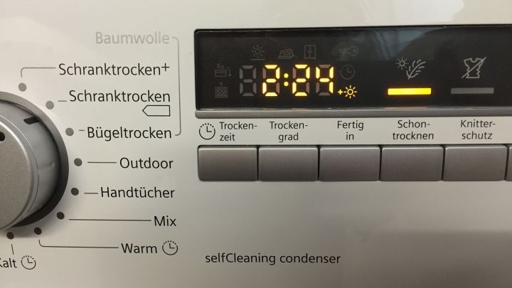 Ein Trockner mit digitaler Anzeige l&auml;uft, um W&auml;sche zu trocknen, w&auml;hrend die Uhrzeit auf 82 Minuten eingestellt ist.