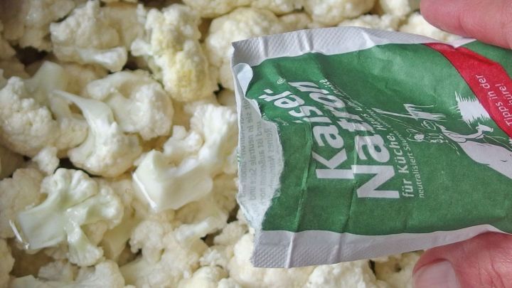 Wei&szlig;er Blumenkohl wird mit einem Paket Gew&uuml;rz gesprenkelt, um die Garung zu verbessern und den Geruch zu reduzieren.