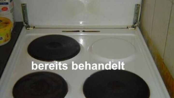 Ein Herd mit vier Kochplatten, davon zwei wei&szlig;; Text "bereits behandelt" oben, "noch unbehandelt" unten. Links stehen Produkte.