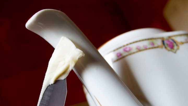 Eine elegante Kanne hat einen Tropfen an ihrem Ausguss. Dieser Fehler k&ouml;nnte das bed&auml;chtige Servieren beeintr&auml;chtigen.