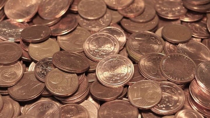 Eine Vielzahl von Cent-M&uuml;nzen liegt verstreut auf einer Oberfl&auml;che, die Fragen zu Kleingeld und dessen Aufbewahrung aufwirft.