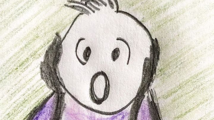 Ein zeichentrickartiger Charakter mit gro&szlig;en Augen und offenem Mund steht &uuml;berrascht in einem Raum mit gr&uuml;nem Hintergrund.