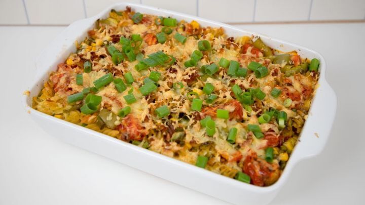 So gelingt dir ein bunter Nudelauflauf ohne Vorkochen: Alles in eine Form geben, ab in den Ofen und genie&szlig;en!