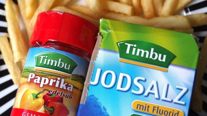 Pommes liegen in einem Korb, daneben steht ein Gew&uuml;rzsalz mit Paprika und Jodsalz f&uuml;r die Zubereitung.