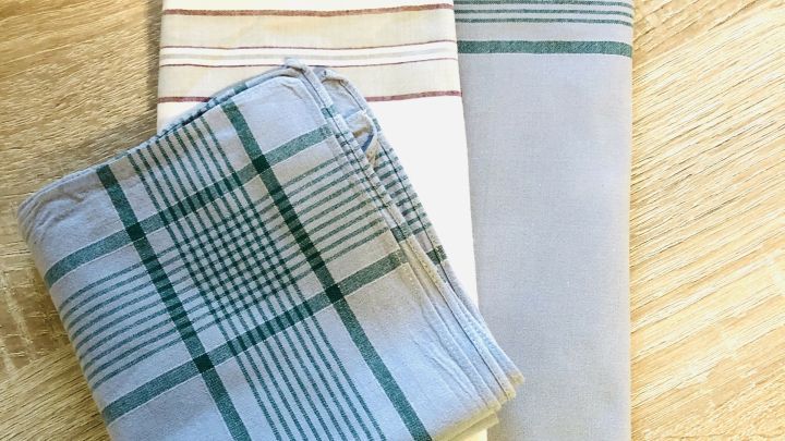 Drei Herrentaschent&uuml;cher mit verschiedenen Mustern liegen auf einem Holzuntergrund, bereit zur Verwendung als Stilleinlagen.