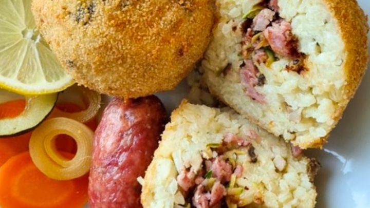 Sizilianische Arancini: knusprig frittierte, gef&uuml;llte Reisb&auml;llchen &ndash; im Bild aufgeschnitten mit herzhafter F&uuml;llung nach dem Rezeptartikel.