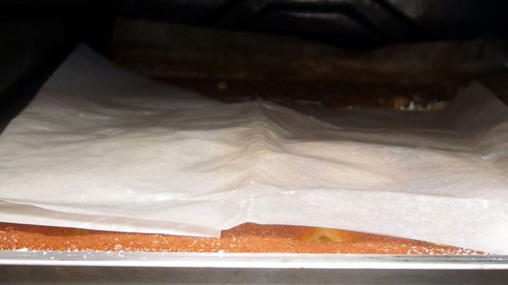 Ein Apfelkuchen liegt auf einem Blech im Ofen, um den k&ouml;stlichen, saftigen Duft beim Backen zu verbreiten.