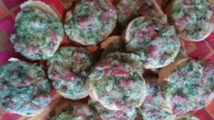 Kleine Pizzabr&ouml;tchen liegen lecker auf einer bunten Serviette und warten auf hungrige Kinder beim Geburtstag.