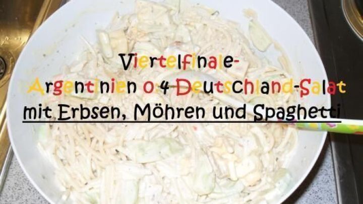 Salatsch&uuml;ssel gef&uuml;llt mit Nudeln, Erbsen und M&ouml;hren. Text &uuml;berlagert: "Viertelfinale &ndash; Argentinien 0-4 Deutschland - Salat mit Erbsen, M&ouml;hren und Spaghetti".
