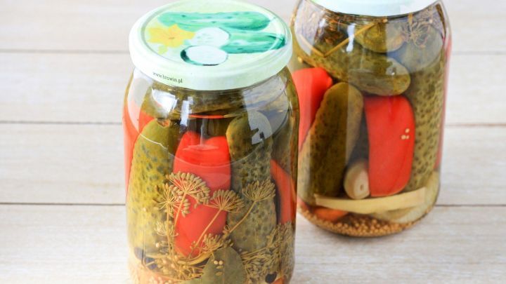 Eingekochte Gurken-Gl&auml;ser stehen auf einem Holzuntergrund, bereit zur Verwendung im Essigsud zum Entkalken.