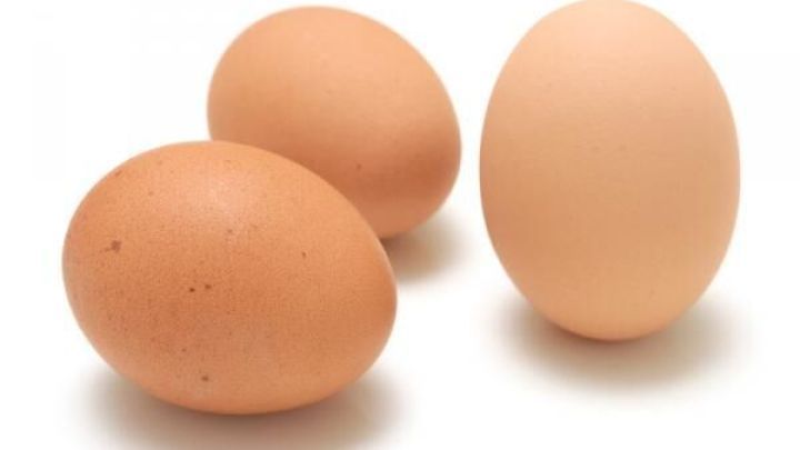 S&uuml;&szlig;-saure Eier liegen gruppiert auf einer hellen Oberfl&auml;che, bereit f&uuml;r eine besondere Zubereitung oder Dekoration.