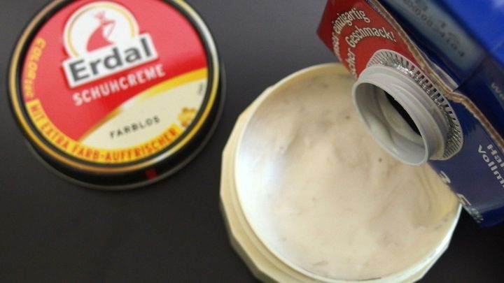 Eine runde Dose mit Erdal Schuhcreme und ein offener Beh&auml;lter, der die trockene Creme zeigt, um sie mit Milch zu revitalisieren.
