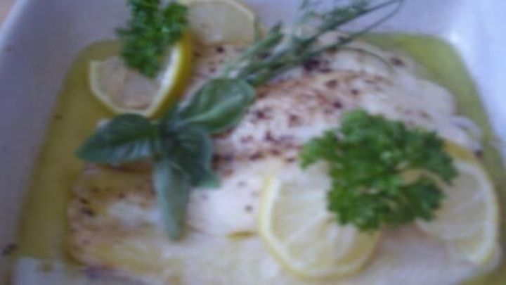 Mit diesem Rezept bereitest du saftiges Pangasiusfilet im Backofen mit frischen Kr&auml;utern und Zitrone einfach und lecker zu.