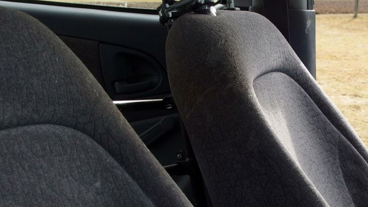 Zwei Autositze in einem Fahrzeug sind sichtbar, wobei der rechte Sitz verschmutzt wirkt und gereinigt werden sollte.