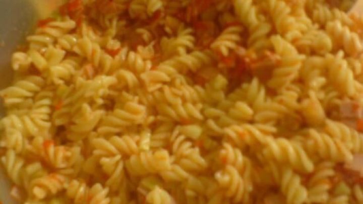 Nudelsalat mit Dressing in einer Sch&uuml;ssel, vermischt mit roten und gr&uuml;nen Zutaten; Datum auf dem Foto: 30/07/10 11:05.