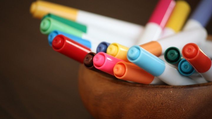 Mit Essig kannst du eingetrocknete Filzstifte wie diese im Bild ganz einfach wieder funktionsf&auml;hig machen und l&auml;nger nutzen.