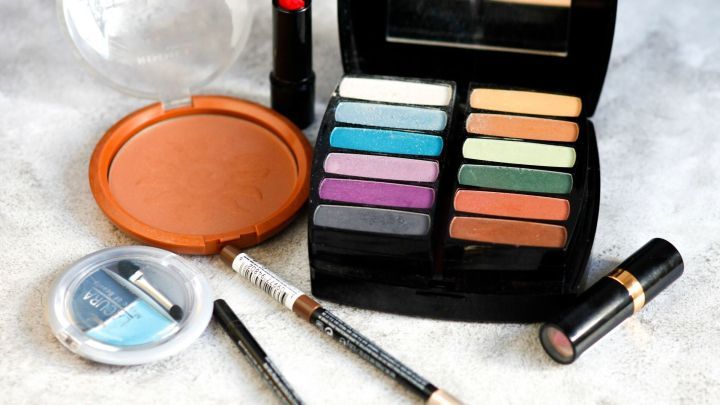 Ein Kosmetikset mit bunten Lidschatten und Lippenstiften liegt auf einem Tisch, bereit f&uuml;r kreative Kindergartenaktivit&auml;ten.