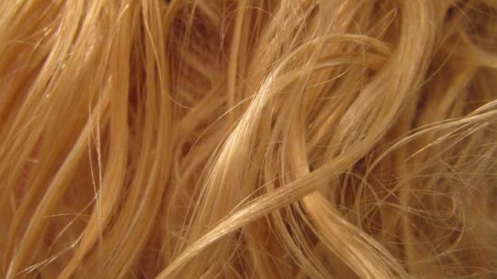 Dunkelblonde haare mit hellen strähnen