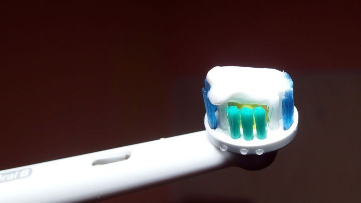 Eine Zahnb&uuml;rste mit Zahnpasta steht bereit, um durch das Z&auml;hneputzen den Hunger auf S&uuml;&szlig;es zu bek&auml;mpfen.