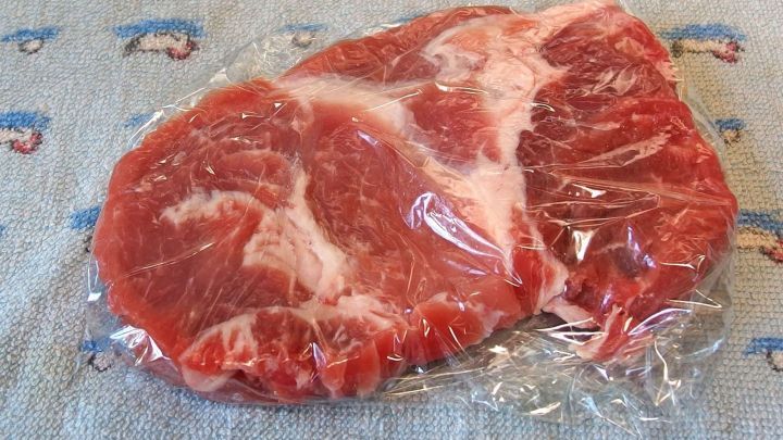 Zwei vakuumierte Fleischst&uuml;cke liegen auf einem farbenfrohen Untergrund, bereit zum Einfrieren f&uuml;r langfristige Lagerung.