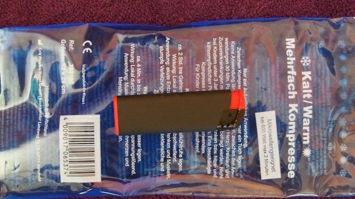 Eine wiederverwendbare W&auml;rme- und K&auml;ltekompresse liegt auf einer Unterlage und hilft, Insektenstiche zu lindern.