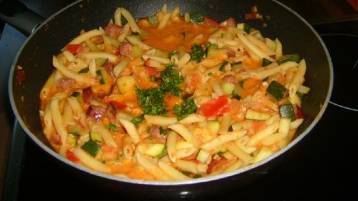 Schnelle Zucchini-Nudelpfanne - Rezept | Frag Mutti