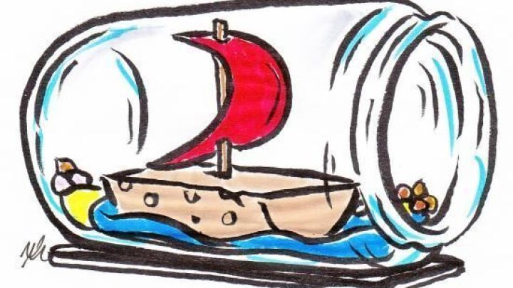 Ein Segelschiff mit rotem Segel steht statisch in einer gro&szlig;en Glasflasche auf blauem Wasser und schwimmt dekorativ.