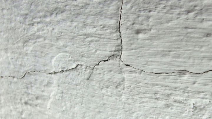 An einer Wand sind mehrere feine Risse sichtbar, die durch unzureichende Pflege entstanden sind. Sie m&uuml;ssen richtig zumachen werden.